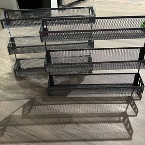 2 Spice racks
